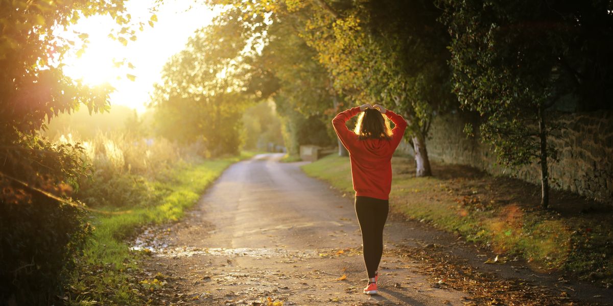 How to Unwind with Fresh Evening Air and Short Walks Before Sleep