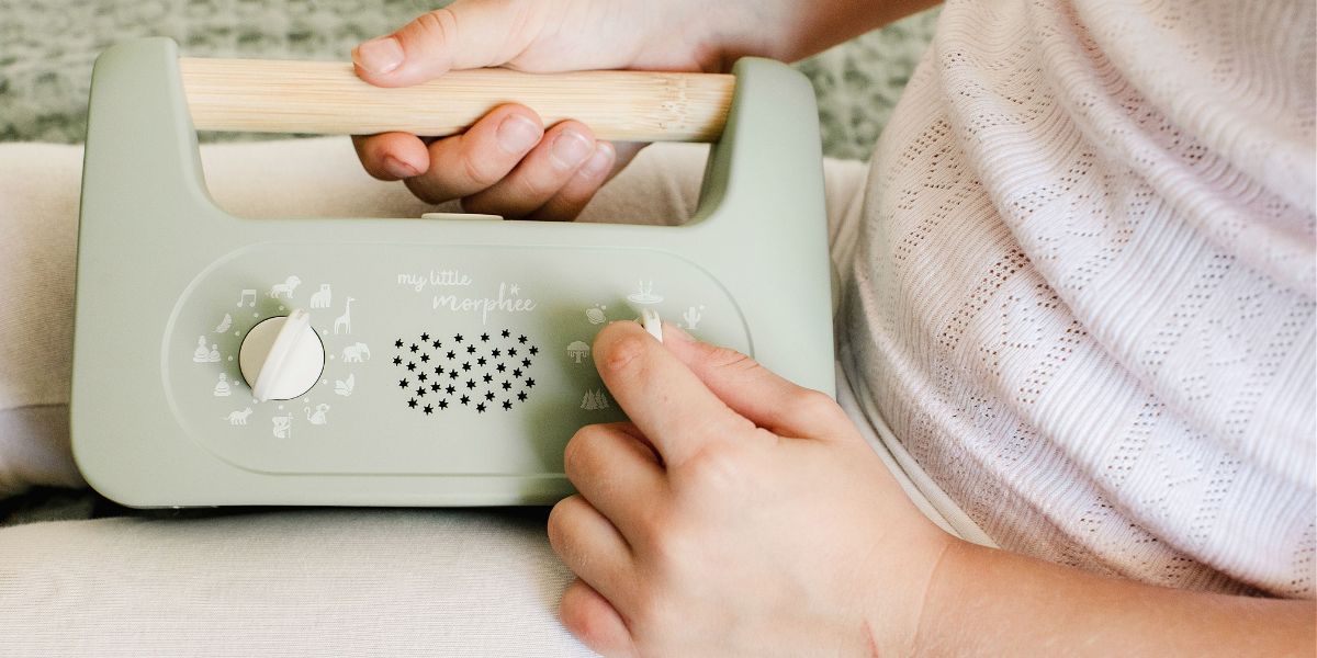 How to use a portable screen-free device to keep kids calm on journeys