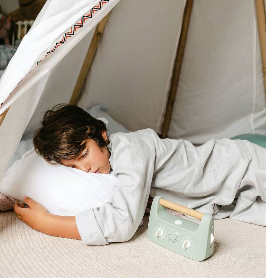 3 Sounds, Stories, and Scents to Signal Bedtime When Travelling